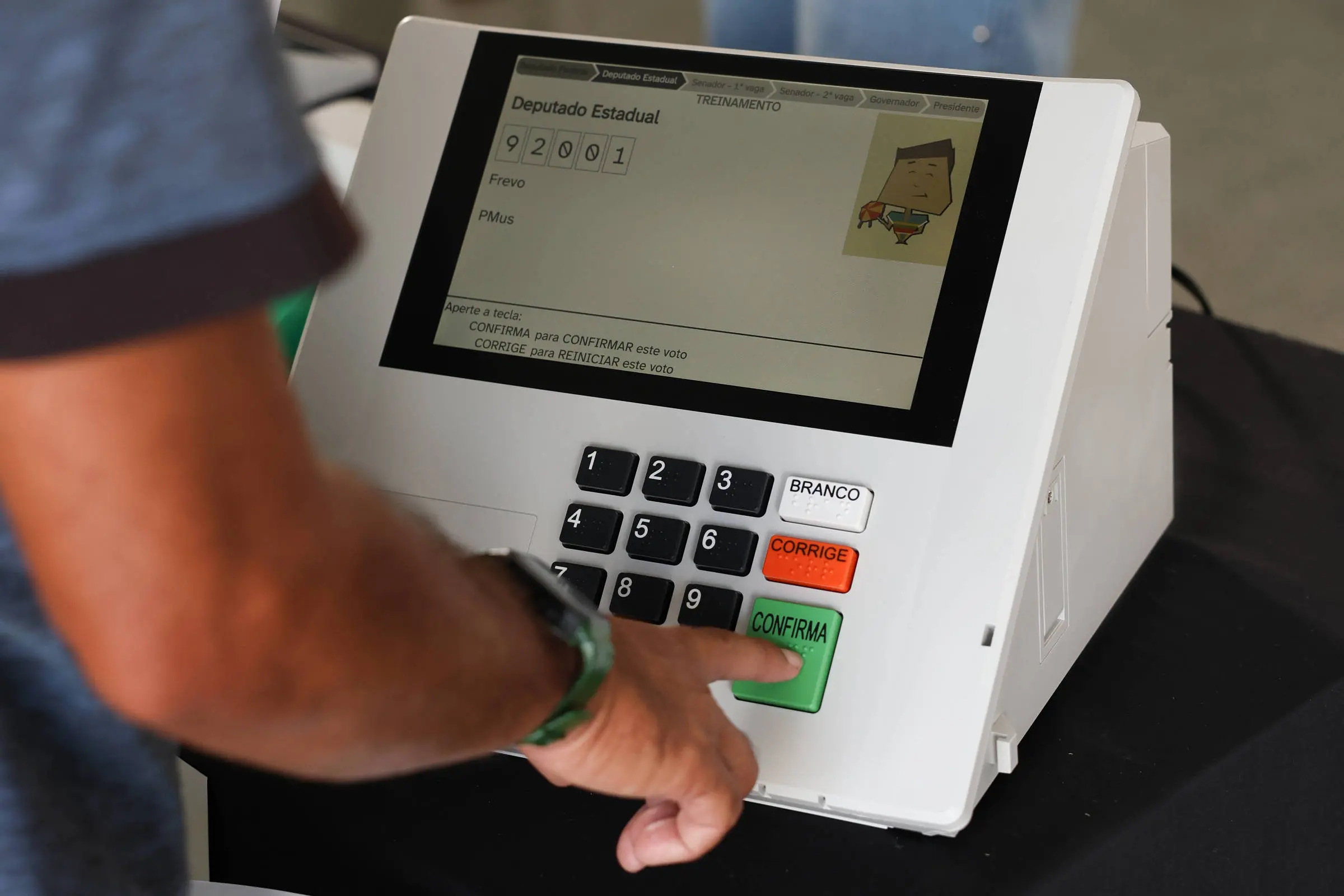 Dados do TSE mostram 24 empresários bancando PL e PT com R$ 5,6 milhões