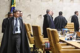 Fachin deve adiar caso Mendonça enquanto pedido de vista de Dino trava definição no STF