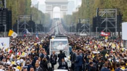 Papa Leão XIV reúne 800 mil pessoas em missa histórica no coração de Paris