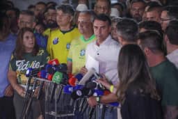 Golpista, Flávio é pressionado por aliados a reconhecer derrota para Lula