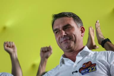 Flávio Bolsonaro defende mudar a Constituição com Congresso mais à direita