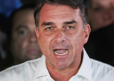 Flávio Bolsonaro fica isolado após carta golpista e fuga para os Estados Unidos