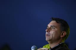 PF aponta que empresa ligada a investigado no caso INSS pagou voos de Flávio Bolsonaro na Europa