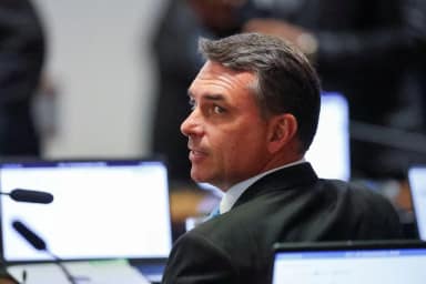 Flávio Bolsonaro condiciona indicações ao STF a posição contra aborto e drogas