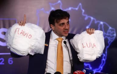 Renan Santos leva fraldas ao debate após ausência de Lula e Flávio Bolsonaro