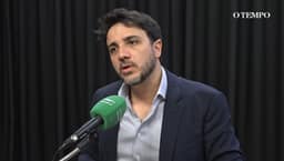 Renan Santos acusa Flávio Bolsonaro de receber apoio de perfis dos EUA no X e denuncia interferência