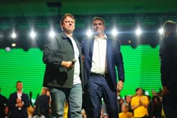 Flávio Bolsonaro estreia agenda eleitoral em São Paulo sob protestos contra Tarcísio de Freitas