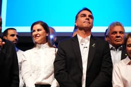 Flávio Bolsonaro fala em indicar mulheres ao STF, após anunciar homem como vice