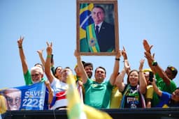 Moraes autoriza que Flávio volte a visitar o pai, Jair Bolsonaro, em prisão domiciliar