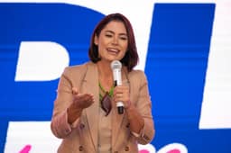 Com pedido de votos a Flávio, Michelle Bolsonaro dá início a campanha ao Senado pelo DF