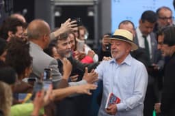 Lula visita obra de ponte em Valadares como presidente e emenda viagem com ato de campanha em BH