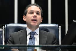 Hugo Motta anuncia PEC para implementar o voto distrital misto no Brasil