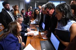 Comissão mista adia votação da MP do fim da ‘taxa das blusinhas’