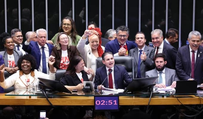 Vitória histórica: fim da escala 6×1 passa na Câmara com 472 votos favoráveis