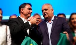 Após isolamento político, Flávio Bolsonaro anuncia Alfredo Gaspar como vice