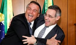 Vídeo de Flávio Bolsonaro que associa Lula ao CV e PCC deve ser mantido nas redes, determina André Mendonça
