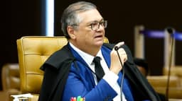Flávio Dino cita fuga de parlamentares e impede Mário Frias de deixar o Brasil