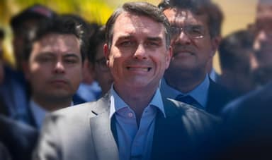 Flávio Bolsonaro propõe jornada negociada e rejeita fim da escala 6x1