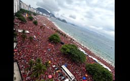 Multidão ocupa Copacabana em ato pró-Lula um dia após manifestação na Paulista receber críticas por cobertura da Globo